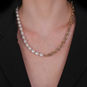 Colar Dourado de Corrente com Pérolas Amassadas